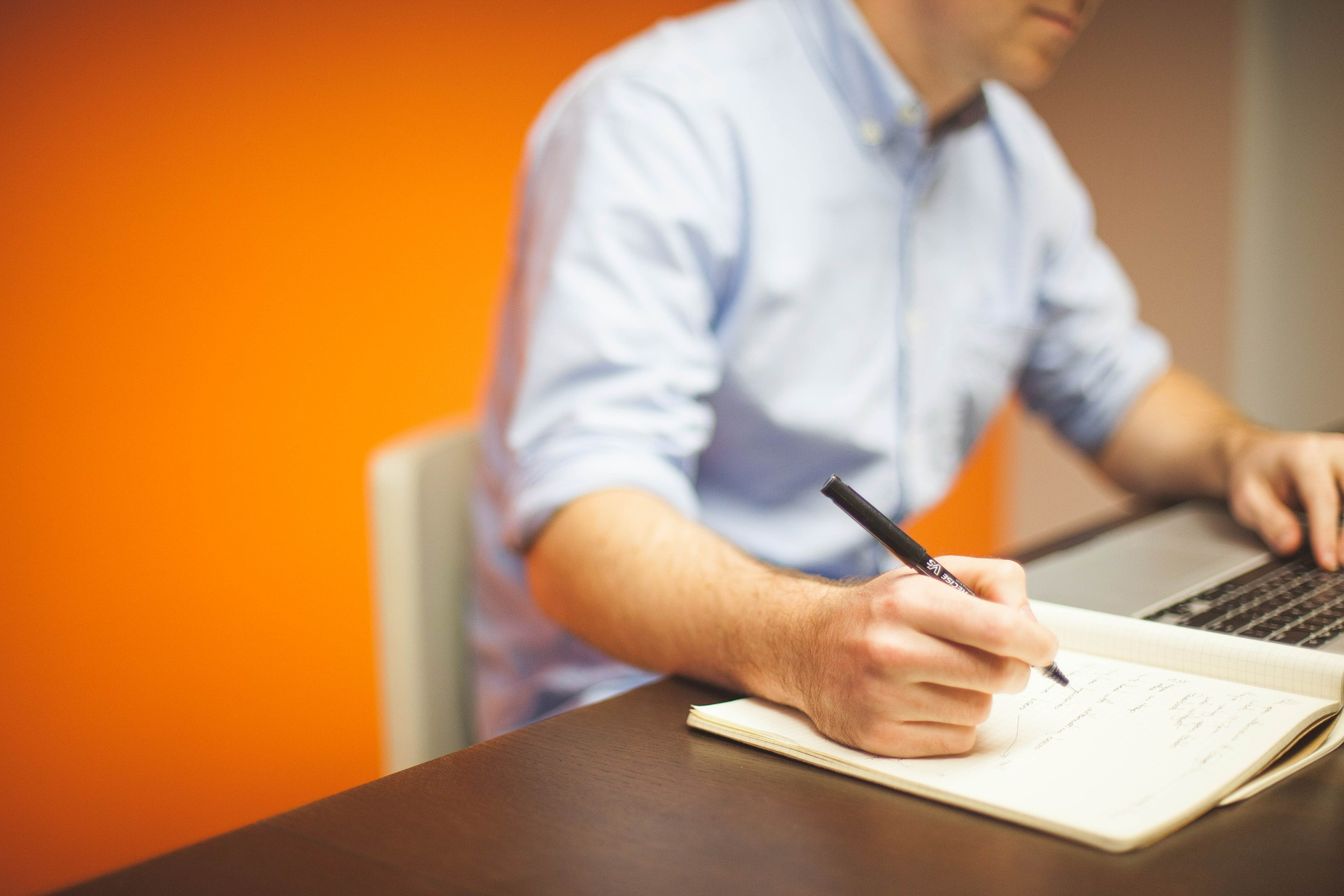 The Benefits of Buying Your Insurance Through a Local Agent Vs. Online